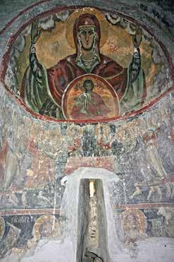 Ђорђе, с. Црквино архијереи, 23 облечени во полиставриони, насликани се од обете страни на мандорлата со која е обасјан Христос. Позадината е решена со сликана архитектура по целата должина.
