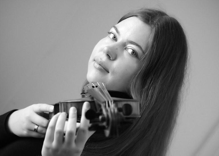 Monika Urbonaite / βιολί Η Monika Urbonaite γεννήθηκε στη Λιθουανία σε μουσική οικογένεια.