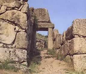 Λεόντων, κυκλώπειου στην εισβολέα.