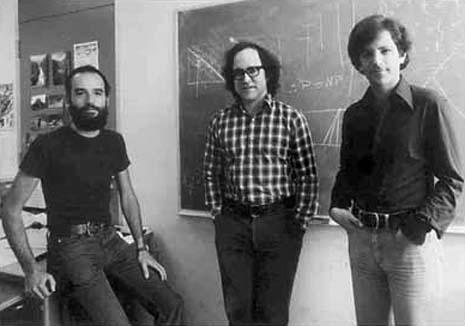 Κρυπτογράφηση RSA To 1977 ένα σχέδιο κρυπτογράφησης εφευρέθηκε από τρείς μαθηματικούς ήταν το πρώτο σύστημα κωδικοποίησης με δημόσιο κλειδί.