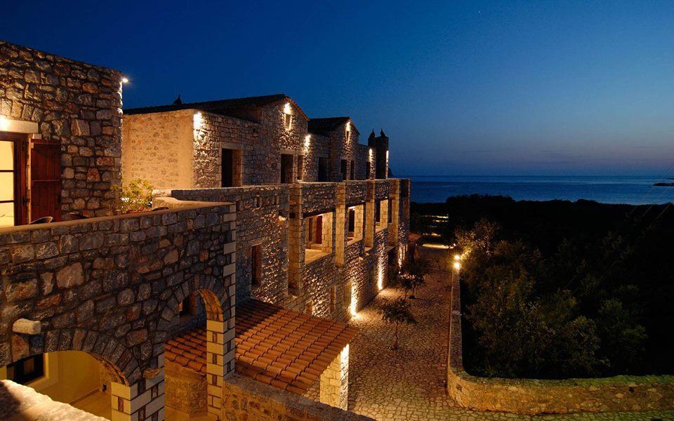 3. Porto Vitilo Hotel Σν Οίηπιν είλαη έλα απφ ηα πην γξαθηθά ρσξηά ηεο Μάλεο. Βξίζθεηαη ζην Καξαβνζηάζη Λαθσλίαο θαη απέρεη κφιηο 7 ρηιηφκεηξα απφ ηελ πξσηεχνπζα ηνπ Γήκνπ, Αξεφπνιε.