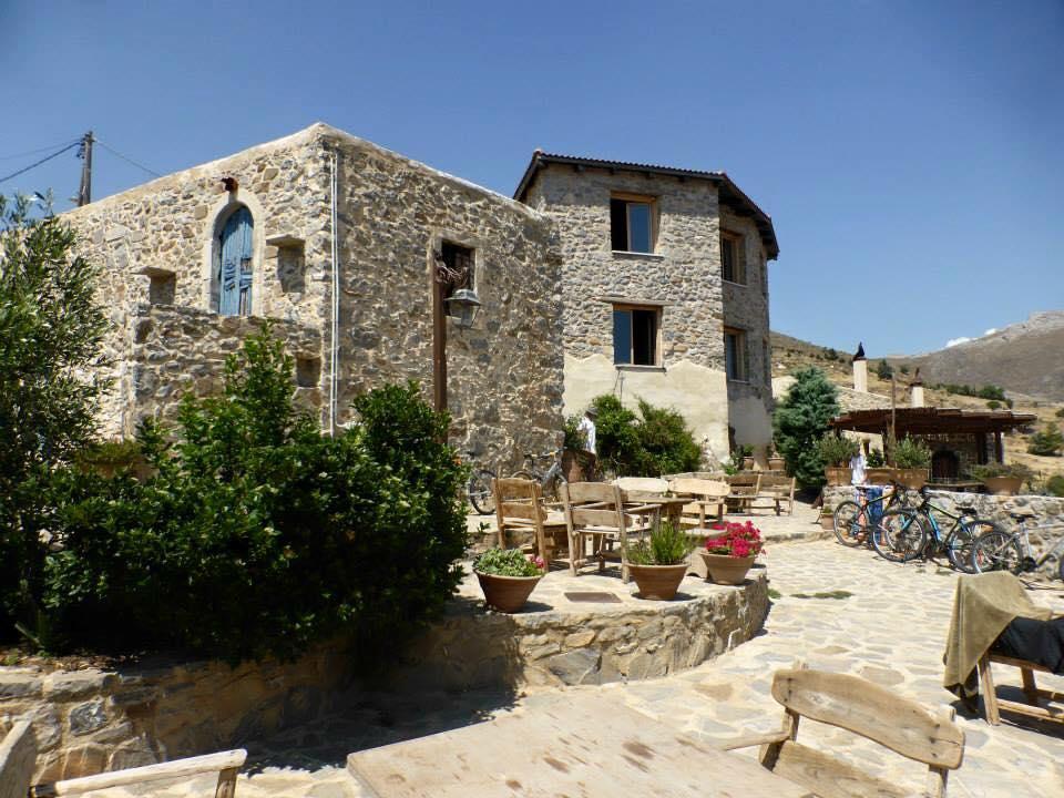 ην Facebook έρεη κηα αξθεηά θαιή παξνπζία, ελψ post πξαγκαηνπνηεί πάλσ-θάησ ελλέα θνξέο ηνλ κήλα πνπ θπξίσο