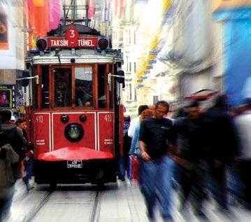 Ακολούθως περνάμε από την πρώτη κρεμαστή γέφυρα του Βοσπόρου στην ασιατική ακτή. Άφιξη στη Χαλκηδόνα με τη γνωστή λεωφόρο Βαγδάτης και τα υπερπολυτελή εμπορικά καταστήματα.