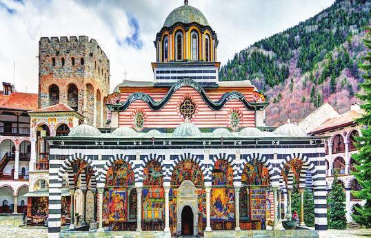 Συνεχίζοντας την διαδρομή μας θα επισκεφθούμε το γνωστό αλλοτινό Μοναστήρι, σήμερα Μπίτολα. Σύντομη στάση στην αγορά της πόλης και μέσω Ρέσνας, συνεχίζουμε για την γραφική πόλη της Οχρίδας.