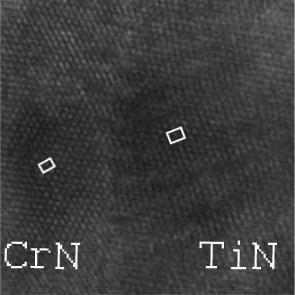 Οι κροσσοί Moiré που περιέχονται στο στικτό πλαίσιο οφείλονται στην ύπαρξη κρυσταλλιτών CrN και TiN