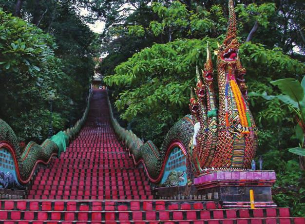 Θα πάρουμε τον δρόμο πλάι στον λόφο με θέα την πόλη για να επισκεφτούμε ένα από τους σημαντικότερους ναούς του Τσιάνγκ Μάι το Wat Phra That Doi Suthep ηλικίας 600 χρόνων και βρίσκεται 3500 πόδια πάνω