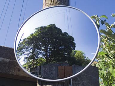 .4-5 Sferno zrcalo: sferna aberacija. Usporedne zrake koje su daleko od optičke osi ne prolaze točno kroz žarište..4-6 Parabolično zrcalo. Sve usporedne zrake nakon refleksije prolaze kroz žarište.