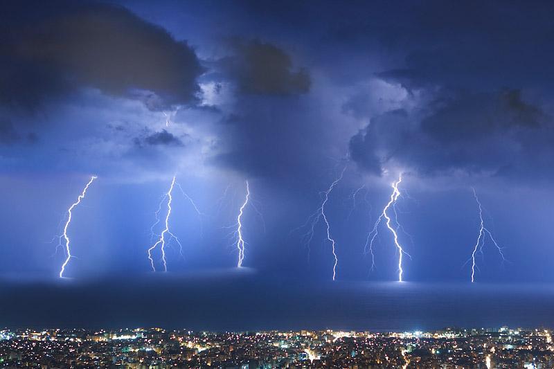 ΚΕΦΑΛΑΙΟ 2 ο Ανασκόπηση του φαινομένου του Κεραυνού Εικόνα 2.1 Πλήγμα κεραυνών 2.1 Εισαγωγή [9] Η γη βρίσκεται πάντα φορτισμένη με αρνητικό ηλεκτρικό φορτίο της τάξης των 5 10 5 C.