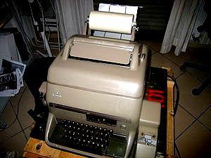 8. Τηλέτυπος Τηλέτυπο (teletypewriter, Teletype ή TTY για TeleTYpe/TeleTYpewriter) καλούμε μια ηλεκτρομηχανική γραφομηχανή παλαιάς τεχνολογίας με την ικανότητα να μεταδίδει τυπωμένα μηνύματα από