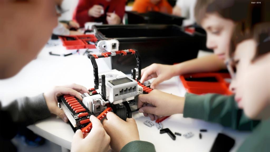 Σε κάθε μάθημα τα παιδιά, χρησιμοποιώντας την κορυφαία πλατφόρμα εκπαιδευτικής ρομποτικής LEGO MINDSTORMS και πλήθος τεχνικών εργαλείων, κατασκευών