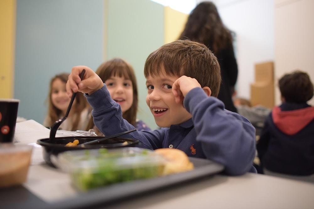 Μεσημεριανό Φαγητό Στα παιδιά που παραμένουν στο Σχολείο, μετά το τέλος του σχολικού προγράμματος, για τις απογευματινές δραστηριότητες πλην των αθλητικών, σερβίρεται, εάν το επιθυμούν, μεσημεριανό