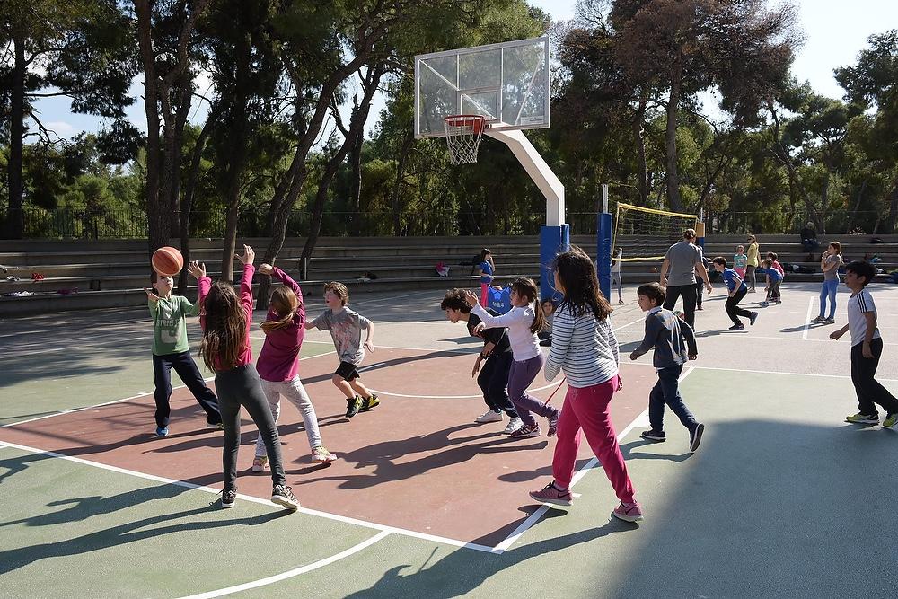 Basket Οι μαθητές/τριες διδάσκονται τις βασικές τεχνικές του basket (ντρίπλα, σουτ, μαρκαρίσματα, πάσα κ.ά.) από προπονητέςγυμναστές του Σχολείου. Διδάσκοντες Κ. Πολύζος Α. Ζάγκας Μ.