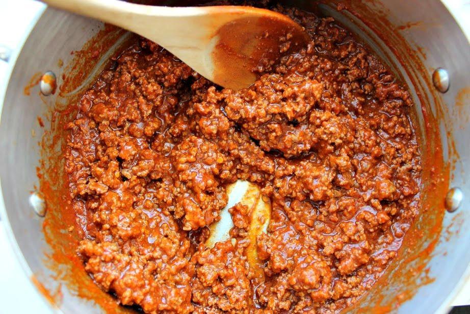 In the meantime, prepare the meat sauce for the papoutsakia. Peel and chop the onions and garlic. Place a large pan on medium heat, add some olive oil and the onions and sauté, until softened.