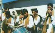 Η δομή της μουσικής των ιθαγενών Ινδιάνων της Λατινικής Αμερικής Η ινδιάνικη μουσική των φυλών «Κέτσουα» (Quechua) και «Αϋμάρα» (Aymara) στην περιοχή των Άνδεων περιλαμβάνει τραγούδια της δουλειάς,