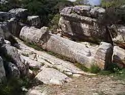 Εικ.101 Το ημιτελές άγαλμα του Διονύσου ο Κούρος του Απόλλωνα (β μισό του 6ου αιώνα π.χ.) Εικ.102 Το μονοπάτι που συνδέει τον αμαξιτό δρόμο με το συγκρότημα του πύργου Ε.