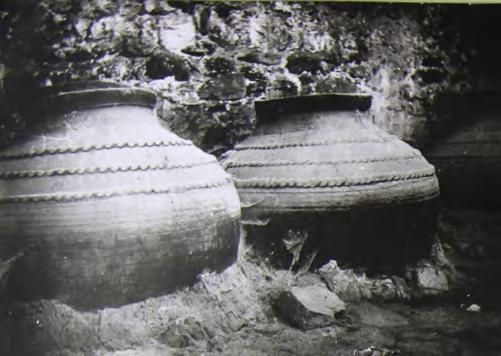 εικ.24 & 25 Ο πύργος του Μαρκοπολίτη (Παπαδάκη) στους Ακαδήμους. Πυθάρια φύλαξης αγροτικών προϊόντων. Ο θολοσκέπαστος χώρος της σάλας και οι είσοδοι των ιδιωτικών χώρων.