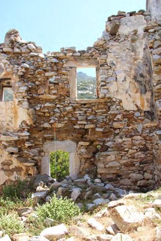 Στην εσωτερική όψη, υπάρχει εκτεταμένη κατάρρευση της εσωτερικής παρειάς της τοιχοποιίας, στην περιοχή της Β κατασκευαστικής φάσης (σχέδιο παθολογίας ΠΘ05).