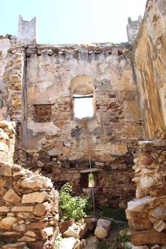 Στην περιοχή της επαφής των δύο κατασκευαστικών φάσεων, διακρίνεται η διαμπερής ρωγμή, μέγιστου πλάτους περίπου 10 εκατοστών στη στέψη της τοιχοποιίας.