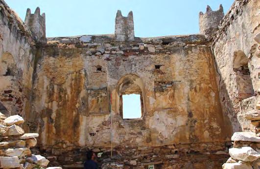 Στην εσωτερική όψη (βλ. Σχέδιο Παθολογίας ΠΘ08) του νότιοδυτικού τοίχου διακρίνεται η κατάρρευση των δύο λίθινων τόξων εκατέρωθεν του παραθύρου.