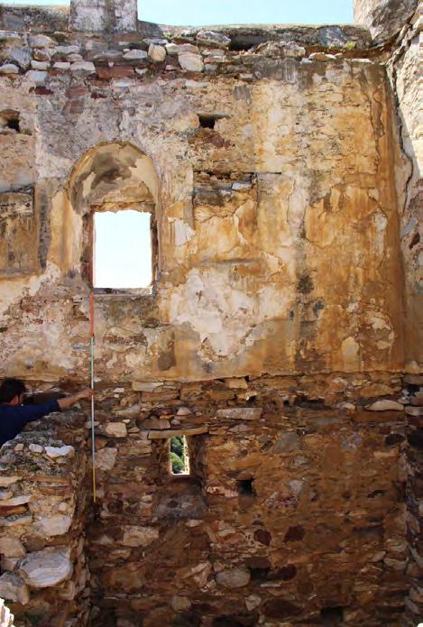 Το επίχρισμα έχει αρκετές φθορές και σε ορισμένα σημεία αποκολλήσεις, λόγω της έκθεσής του στις καιρικές συνθήκες, ενώ στη στέψη του τοίχου παρατηρείται αυτοφυής βλάστηση.