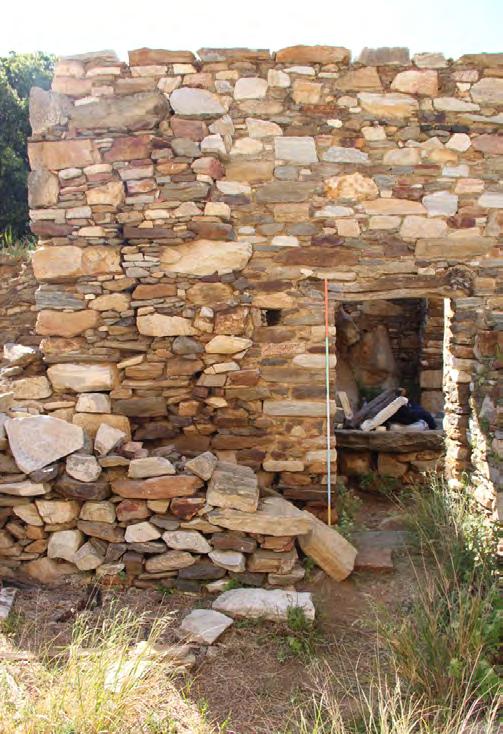 Επίσης, στην αριστερή γωνία είναι εμφανή τα σημάδια της επισκευής από παλαιότερη βλάβη. Η λιθοδομή έχει ισχνό κονίαμα στη γωνία ενώ ο υπόλοιπος τοίχος είναι καλύτερα αρμολογημένος.