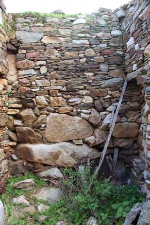 τριέρειστη πλάκα. Επιπλέον, οι δύο γωνίες της όψης αυτής έχουν ένα είδος εξωτερικής ενίσχυσης, λόγω πιθανής ολίσθησης στη βάση του τοίχου.