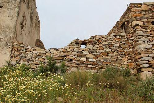Πιο συγκεκριμένα οι γωνίες της νοτιοδυτικής όψης εδράζονται σε χαμηλότερη στάθμη και εμφανίζουν προβλήματα ολίσθησης.