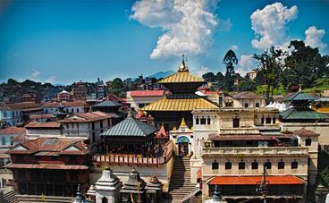 300 μέτρων, είναι το ιστορικό κέντρο του Νεπάλ, εκεί όπου βασίλεια άνθισαν και παρήκμασαν, παλάτια και ναοί κτίστηκαν και ξανακτίστηκαν και η Νεπαλέζικη τέχνη και κουλτούρα αναπτύχθηκαν.
