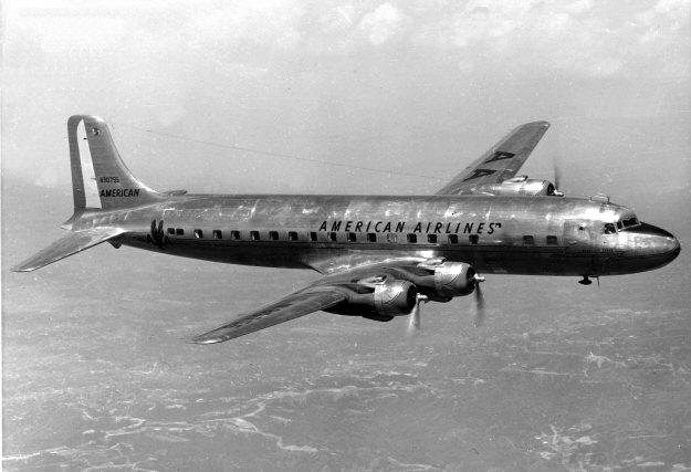 Η πτυσσόµενη συσκευή προσγείωσης, η αεροδυναµική διατοµή του, και τα καλά οικονοµικά οδήγησαν σε ένα ακόµα καλύτερο διάδοχό του το DC-3.