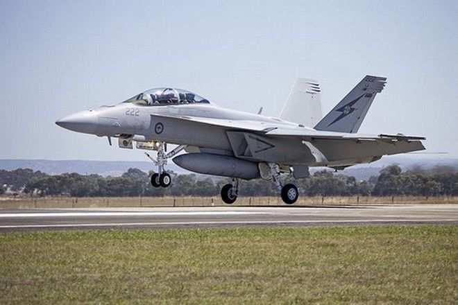 5. Boeing F ή A-18E Είναι ακόµη µια κατασκευή της McDonnell Douglas είναι το αεροσκάφος µε τη µεγαλύτερη ίσως ευελιξία στον τύπο του και είναι σχεδιασµένο για αεροπλανοφόρα.