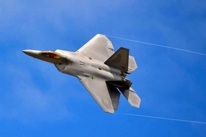 2. F-22 Raptor Πρόκειται για ένα αµερικανικό µαχητικό αεροσκάφος πέµπτης γενιάς, χαµηλής παρατηρητικότητας.