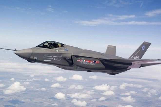 1. F-35 Lightning II Το F-35 Lightning II είναι ένα µονοθέσιο, µονοκινητήριο, χαµηλής παρατηρητικότητας µαχητικό αεροσκάφος πέµπτης γενιάς.