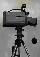 προαναφέρθηκαν, χρησιμοποιήθηκε μία βιντεοκάμερα Panasonic PV-900 (60 Hz ), (εικόνα 2), η οποία: - παρείχε δυνατότητα καταγραφής της κίνησης με ταχύτητα λήψης 60
