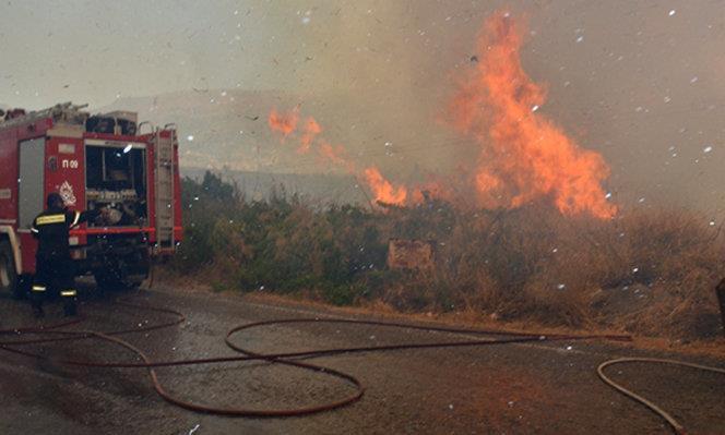 Εικόνα 2.12. Προσπάθειες κατάσβεσης της φωτιάς από οχήματα του δήμου Μονεμβασιάς ( Νεάπολη- Λακωνία: Καίγονται σπίτια, καταστήματα και το Κέντρο Υγείας, 2015: http://www.thetoc.