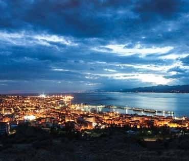 Θα δούμε τα δυο θέατρα της πόλης Politheama και Massimo, χαρακτηριστικά μνημεία από την αραβική, νορμανδική και ισπανική παρουσία στην πόλη και την ιστορική διασταύρωση ανάμεσα στη via Makenda - via