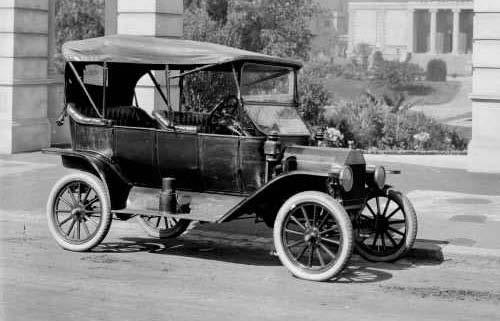 1903: Ο Krieger κατασκευάζει το πρώτο υβριδικό. Ένα εμπροσθοκίνητο όχημα με ηλεκτρισμό και βενζίνη που είχε υδραυλικό τιμόνι.
