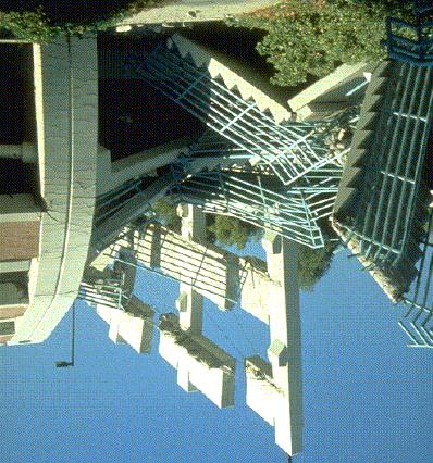 5 Ilustracije ponašanja okvira pri zemljotresu Primer oštećenja jedne montažne hale u izgradnji prikazan je na slici 4.39.