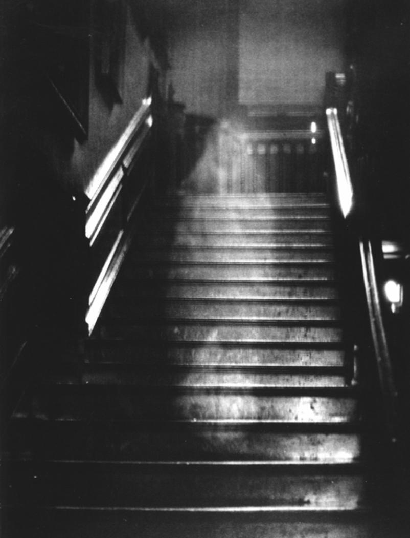 Η Καφέ Κυρά του Ράινχαμ Χωλ Βλέπουμε ξεκάθαρα μια γυναικεία φιγούρα να κατεβαίνει τις σκάλες του σπιτιού. Απαθανατίστηκε στα 1936,.