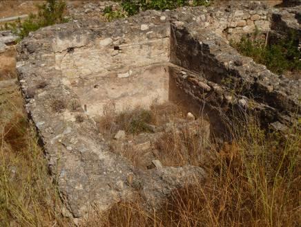 κρυστάλλωση των αλάτων, λόγω και της κοντινής, από την θάλασσα,