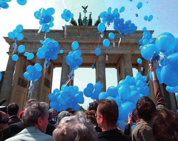 5 Η Ευρώπη μεγαλώνει η διεύρυνση της Ευρωπαϊκής Ένωσης Imageglobe Εορτασμός για τη διεύρυνση της ΕΕ στην Πύλη του Βραδεμβούργου στο Βερολίνο.