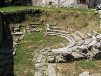Μικρό Θέατρο Αμβρακίας Βρίσκεται στο κέντρο της αρχαίας Αμβρακίας σε απόσταση 50μ. από το Ναό του Απόλλωνα. Το θέατρο είχε κτιστεί σε επιχωματωμένο πρανές.