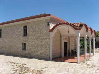Με σιγουριά γνωρίζουμε είναι ότι μέσα στον περίβολο του ναού λειτούργησε απ' το 1662 μέχρι το 1821 η Ελληνική σχολή Ή Σχολή Μανωλάκη, την οποία ίδρυσε ο πλούσιος Καστοριανός γουνέμπορος (αρχιγουναράς