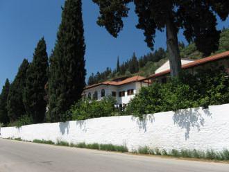Είναι αυτονόητο ότι μια τέτοια σχολή προϋπέθετε την ύπαρξη ευρύχωρου περιβόλου, που καμιά σχέση δεν έχει με το σημερινό ασφυκτικά περιορισμένο προαύλιο του ναού. Ι.Μ.