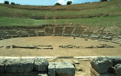 Από εκεί, πάλι, τα νερά κατέληγαν σε μία τρίτη τάφρο που περνούσε κάθετα κάτω από την ορχήστρα και έφτανε σε μικρή κλίμακα (σκάλα) πίσω από τα σκηνικά (εικ. 4).