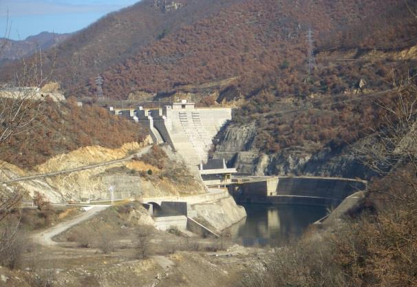 Τα τρία φράγματα που υπάρχουν στο ελληνικό τμήμα της λεκάνης απεικονίζονται στην Εικόνα 5. (α) (β) (γ) Εικόνα 5.