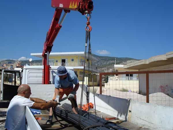 Σε περίπτωση χρήσης επικίνδυνων υλικών, αναγνωρίζονται οι επιπλέον κίνδυνοι, το προσωπικό προστατεύεται από την έκθεση σε αυτά και λαμβάνονται μέτρα προστασίας από φωτιά (πυροσβεστήρες) και κάθε άλλο