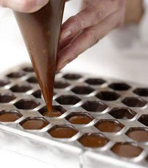 4. ΤΟ ΠΑΓΩΜΑ ΤΗΣ ΣΟΚΟΛΑΤΑΣ Είναι γνωστό από όλους οι οποίοι δουλεύουν με σοκολάτες πως οι μεγάλες διακυμάνσεις της θερμοκρασίας είναι βλαβερές για την καλή εμφάνιση των προϊόντων που παράγονται.