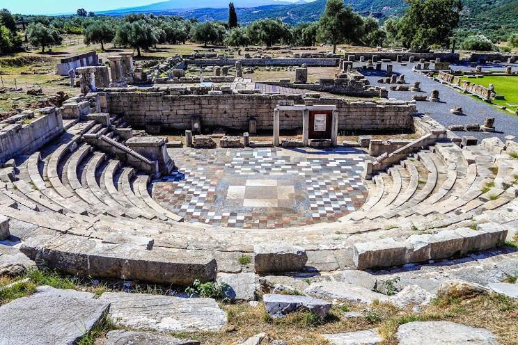 Στην κορυφή του βουνού είναι χτισμένο το αρχαίο οχυρό της περιοχής της Μεσσηνίας Ιθώμη, το οποίο αποτέλεσε και το τελευταίο προπύργιο τον Μεσσηνίων κατά τον Α Μεσσηνιακό πόλεμο που τελικά ισοπεδώθηκε