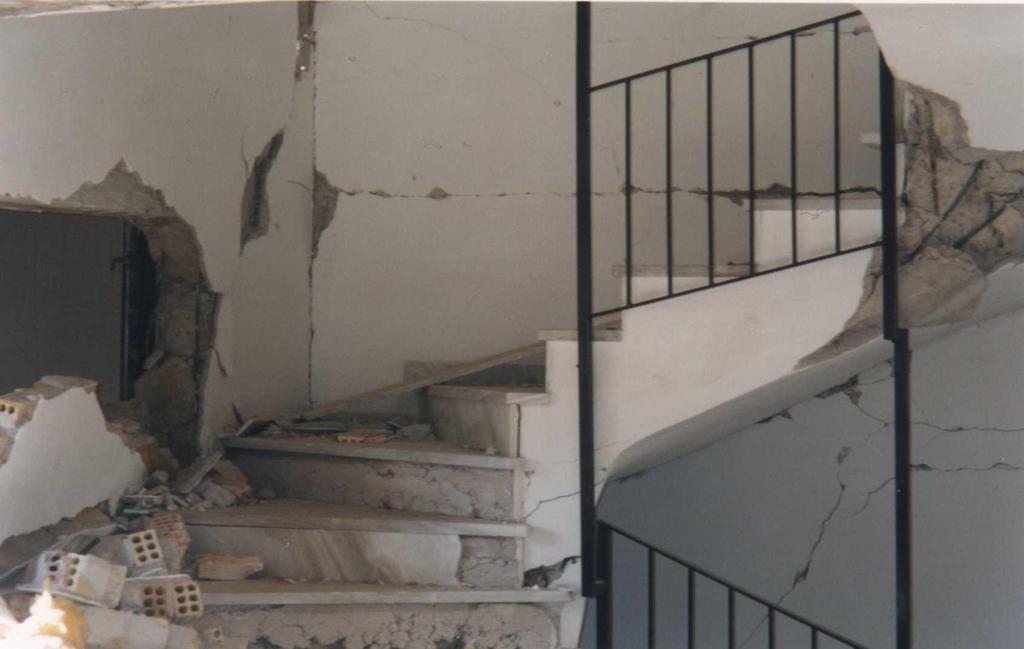 7 ΓΕΝΙΚΟΤΕΡΕΣ ΠΑΡΑΤΗΡΗΣΕΙΣ Έχοντας ολοκλήρωση τις επισκέψεις μας στην πληγείσα από τον σεισμό περιοχή του Μενιδίου καταφέραμε ως ένα βαθμό να αποκτήσουμε την δική μας κρίση σχετικά με την αξιολόγηση