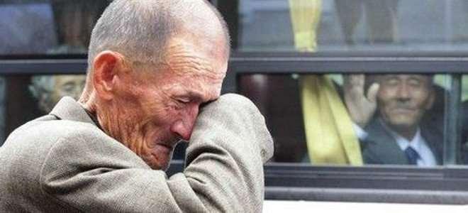 Ο Βορεοκορεάτης επιβάτης του τρένου αποχαιρετά το συγγενή του από τη Νότια Κορέα που κλαίει.